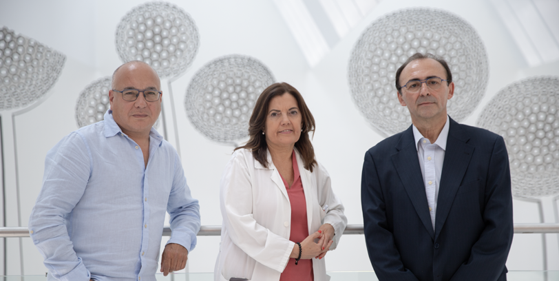 Tres profesionales sanitarios posando en las instalaciones de la clínica